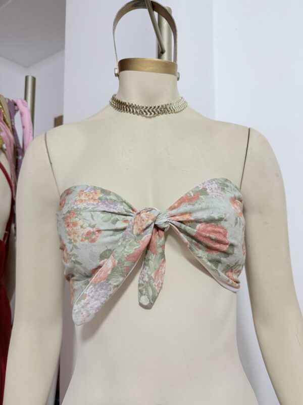 Top floreado strapless